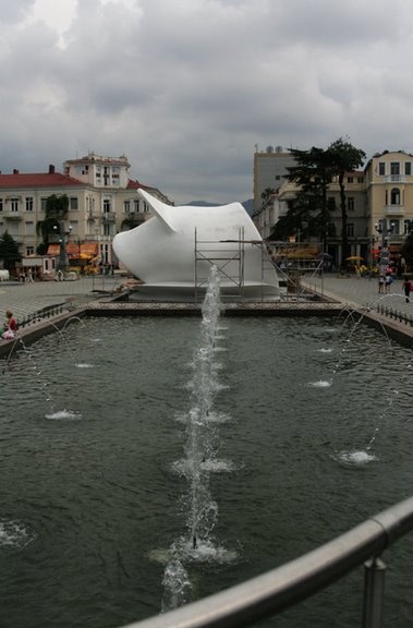 на центральному бульварі в Батумі ліплять заклад у формі свинячої голови