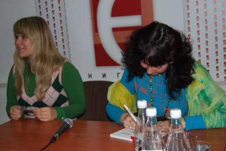 Автограф-сесія авторок любовних романів Наталі Шевченко та Христини Шніцар