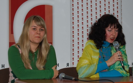Під час конференції: Наталя Шевченко та Христина Шниіцар