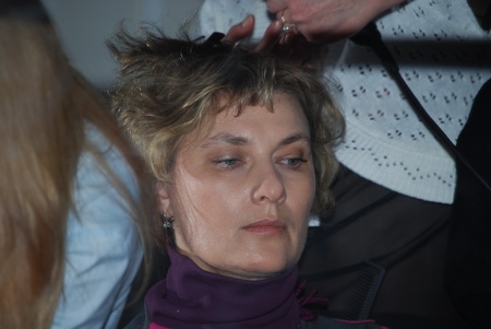 З кожною моделлю одночасно працює декілька спеціалістів. В їх руках Елеонора Сімонова.
