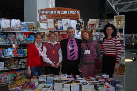 в холі готувалася до початку роботи команда "Книжкових джерела" начолі з Михайлом Ватуляком