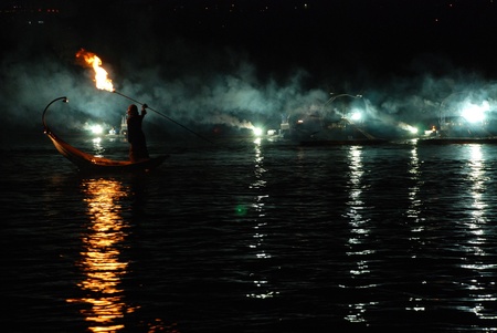 Вогняне шоу на воді