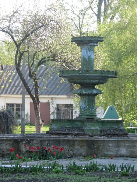 5 - фонтан перед фасадом палацу Терещенків у Червоному