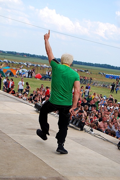 Олег Скрипка запалює публіку шаленими танцями.