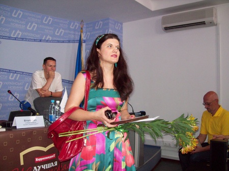 Лариса Денисенко - встигла на прес-конференцію якраз на отримання нагороди