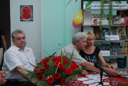 Книжки привіз незмінний Михайло Ватуляк зі Львова (ліворуч).