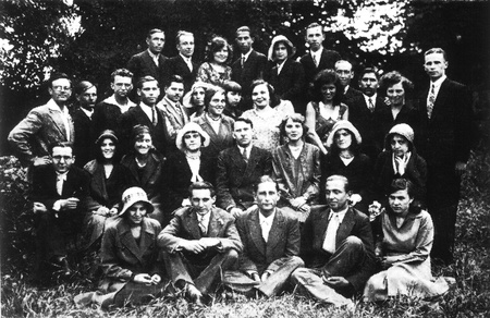 Гурток студентів-україністів у Львові, червень 1931 р. 2 ряд знизу, перший зліва — Б.І. Антонич