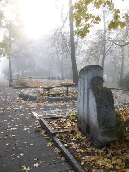 Старі скульптури й мертві фонтани