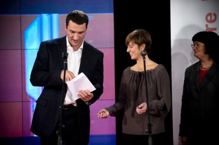 Володимир Кличко та Джесіка Морган оголошують переможця номінації «Приз громадськості»