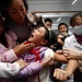 китайській школярці роблять щеплення від свинячого грипу