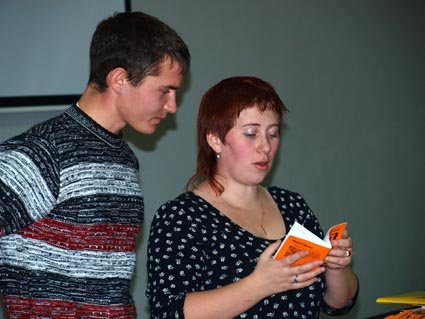 Костилєва Наталья читає слем поезію на Першому фестивалі слем-поезії, організованому журналом "Стіна