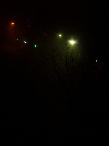 туман, настояний на світлі ліхтарів