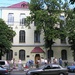 Училище Грушевського (колишня 14 школа) на вул.Фрунзе - поруч вирує по вихідних "блошиний ринок"