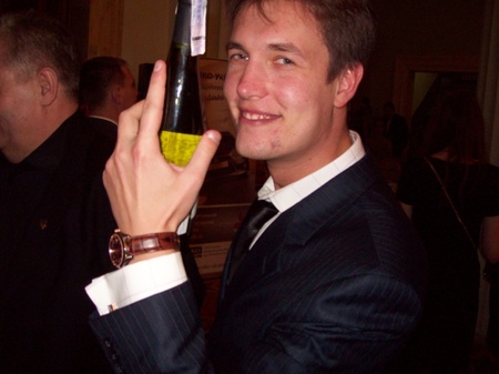 Письменник Максим Кідрук з виграним у лотерею чілійським вином