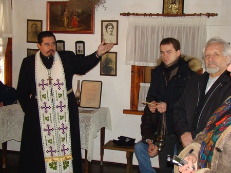 Настоятель парафії Серафима Саровського Отець Сергій спілкується з гостями музею