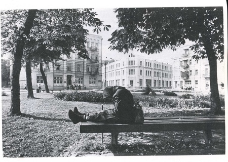 Прямуючи до жіночого монастиря в Києві, стара жінка сіла відпочити на лавку. On the way to the woman's monastry in Kyiv, an old woman rest on a park bench.