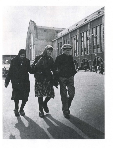 Сім’я провінціалів крокує від Київського залізничного вокзалу. The country cousins visit the big city; this family is walking from the Kyiv railway station.