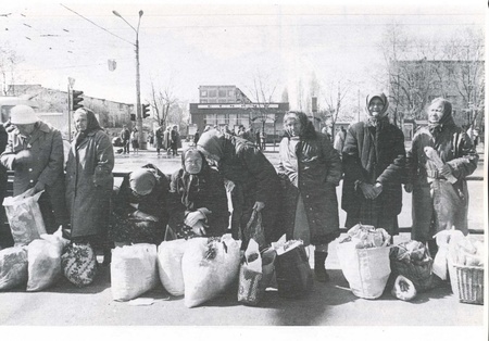 Старі сільські жінки привезли свої мішки з продуктами для торгівлі на київських вулицях. Old villiage women brining their wares for sale on Kyiv streets.