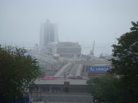 Ранок, порт у тумані