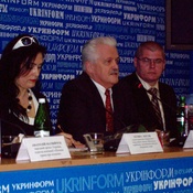 пан Юрій Логуш розпочинає прес-конференцію