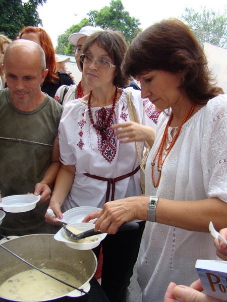 Лівою рукою наливала Міла. Правою - не вміла!