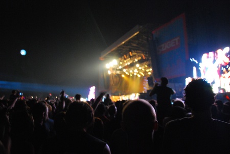 на Iron Maiden під сцену теж не пустили, там якось все було геть складно. трохи лякає таке відвідування концертів. у натовпі, де всі палять і з пивом