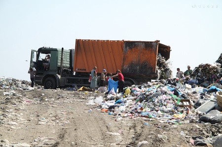 Виспати сміття допомагають місцеві бомжі