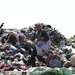По сміттю люди ходять у звичайному взутті з того ж смітника
