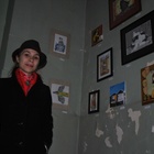 Художниця і хендмейдер Марися Рудська поруч своєї галерейки на П'ЯТИденчику СУМНО?КОМ-у