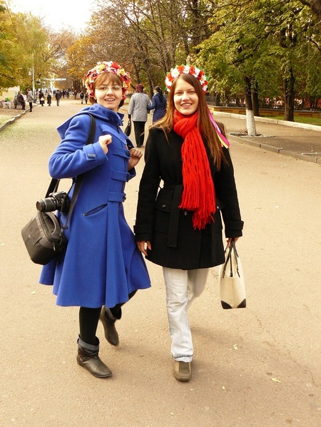 Гарні українки на центральній вулиці Ніжина
