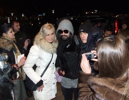 Tomo Milicevic і Shannon Leto біля готелю