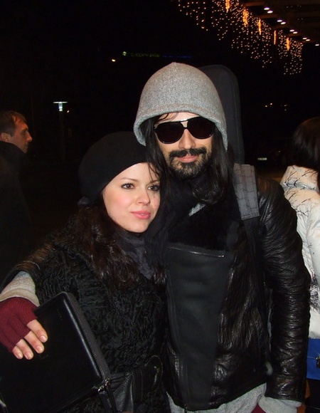 Tomo Milicevic і Shannon Leto біля готелю