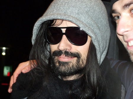 Tomo Milicevic і Shannon Leto біля готелю