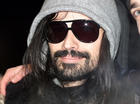 Tomo Milicevic і Shannon Leto біля готелю