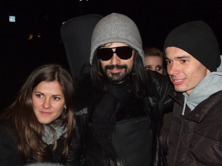 Tomo Milicevic і Shannon Leto біля готелю