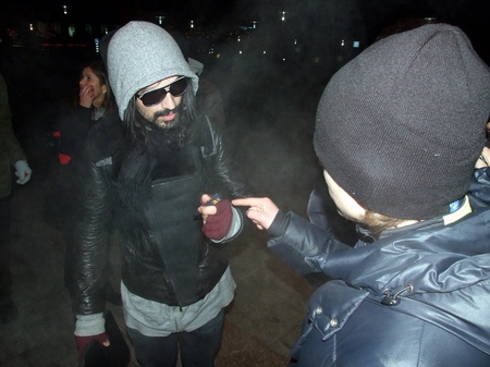 Tomo Milicevic і Shannon Leto біля готелю