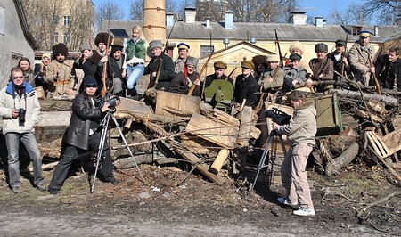 на згадку (photo Orkin ©) - тут і режисер Іван Канівець на барикаді зліва, скраю, трохи поза оператором