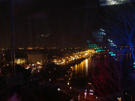 А за вікнами - чи то Київ, чи то Париж...