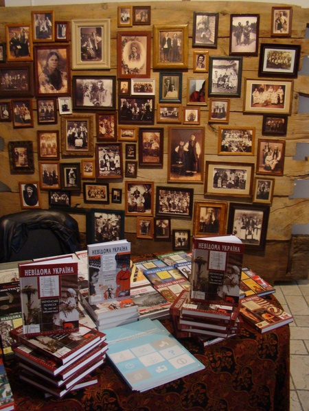 Книжки серії "Невідома Україна" органічно вписалися посеред експонатів музею