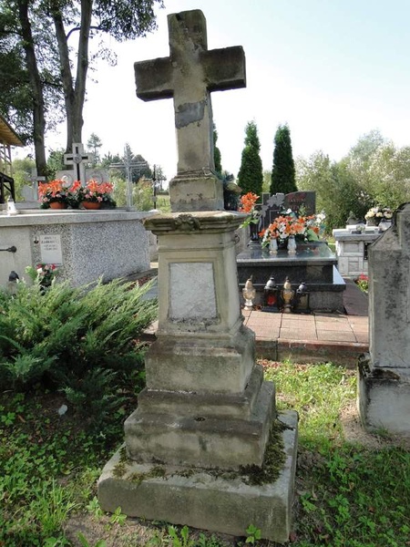 Могила Євдокії Кіт, бабусі поета, на цвинтарі неподалік церкви в Чертежі