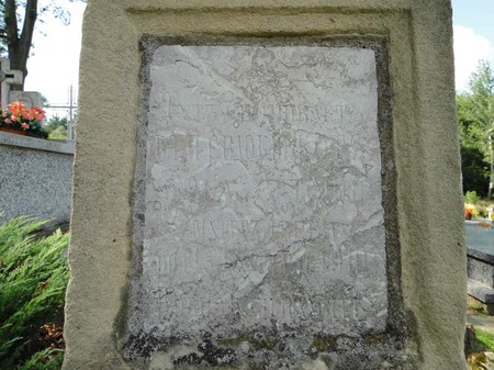 Могила Євдокії Кіт, бабусі поета, на цвинтарі неподалік церкви в Чертежі