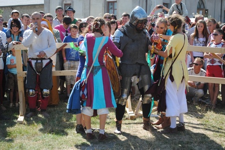 Лицаря наряджають мандрівні артистки з театру танцю "Алєнтрада"