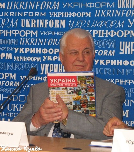 Перший наш Президент. Тримає в руках 20-літню незалежну Україну. Посміхається:)) Добре все, напевно, в ній...