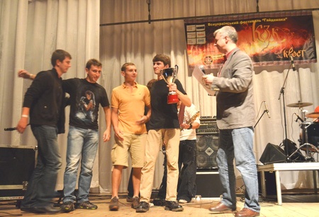 Свій трофей команда-переможець отримала із рук Президента Києво-Могилянської академії Сергія Квіта