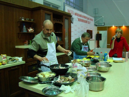 Олексій Волков готує рибу