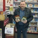 Письменник Олександр Єсаулов теж приніс книжок для села в книгарню "Читайка" на Петрівці