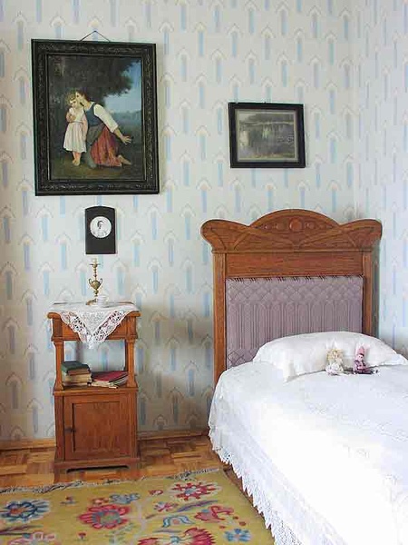 У кімнаті Олени Пчілки – учнівська картина Лесі Українки «Мати і дочка біля пташиного гнізда». Поетеса мала навики й художньої майстерності.