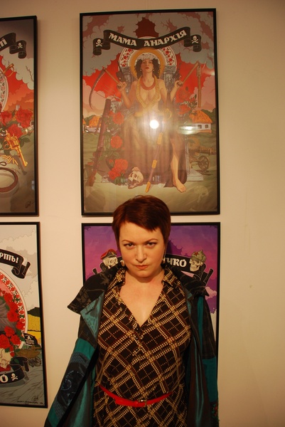 Олена Степаненко на тлі картин Андрія Єрмоленко
