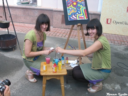 Правнучки Марії Приймаченко малюють картини …у дві руки 