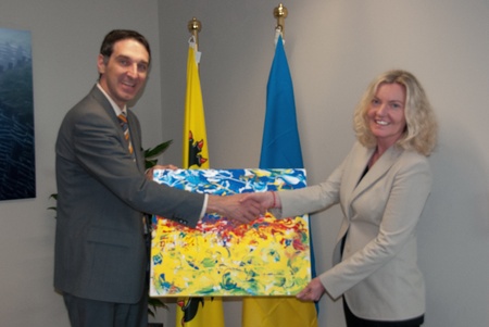 Робота була вручена Аллою Круглик (перший секретар посольства України в Королівстві Бельгія).